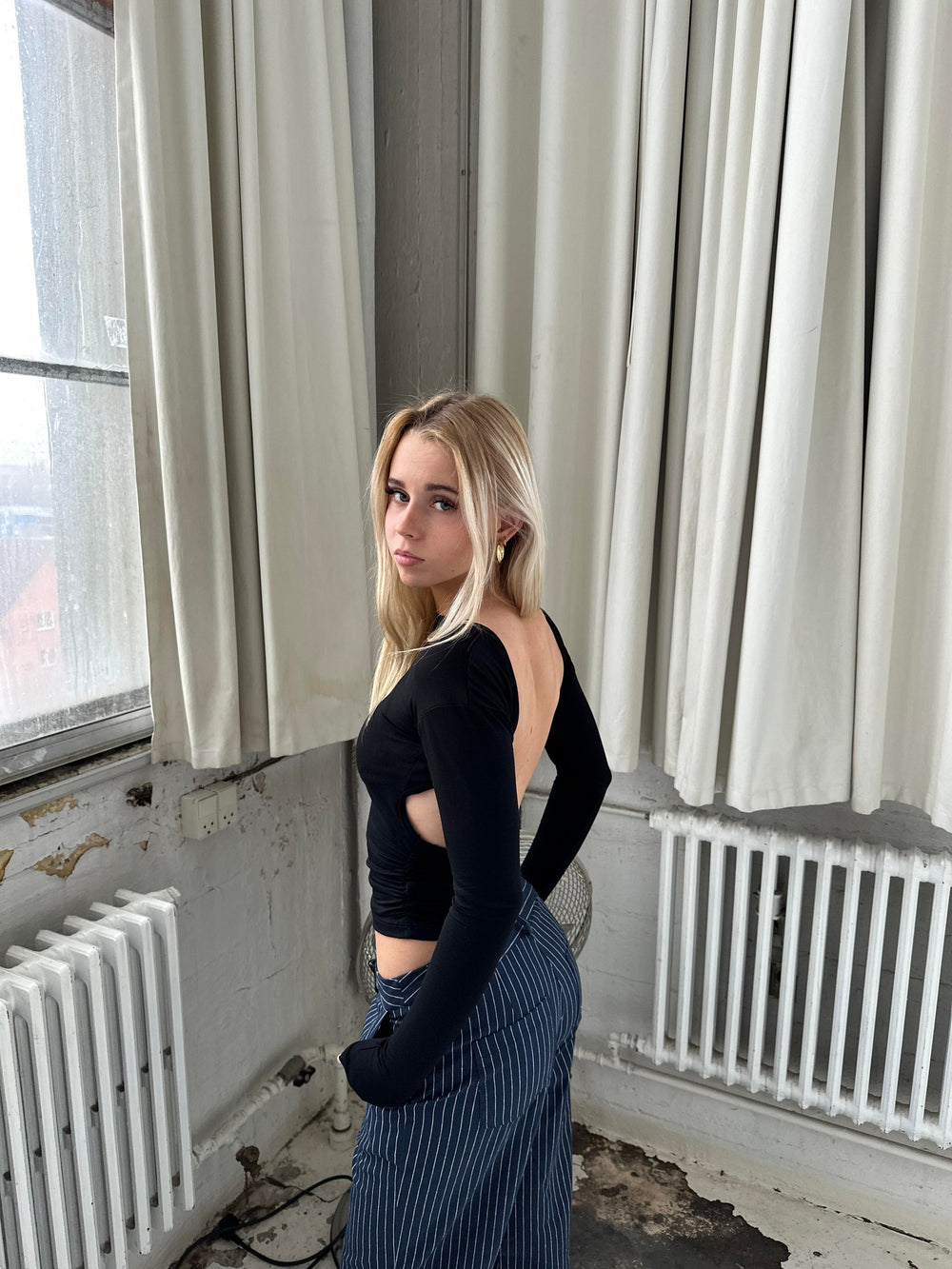 Leah bluse med åben ryg - sort