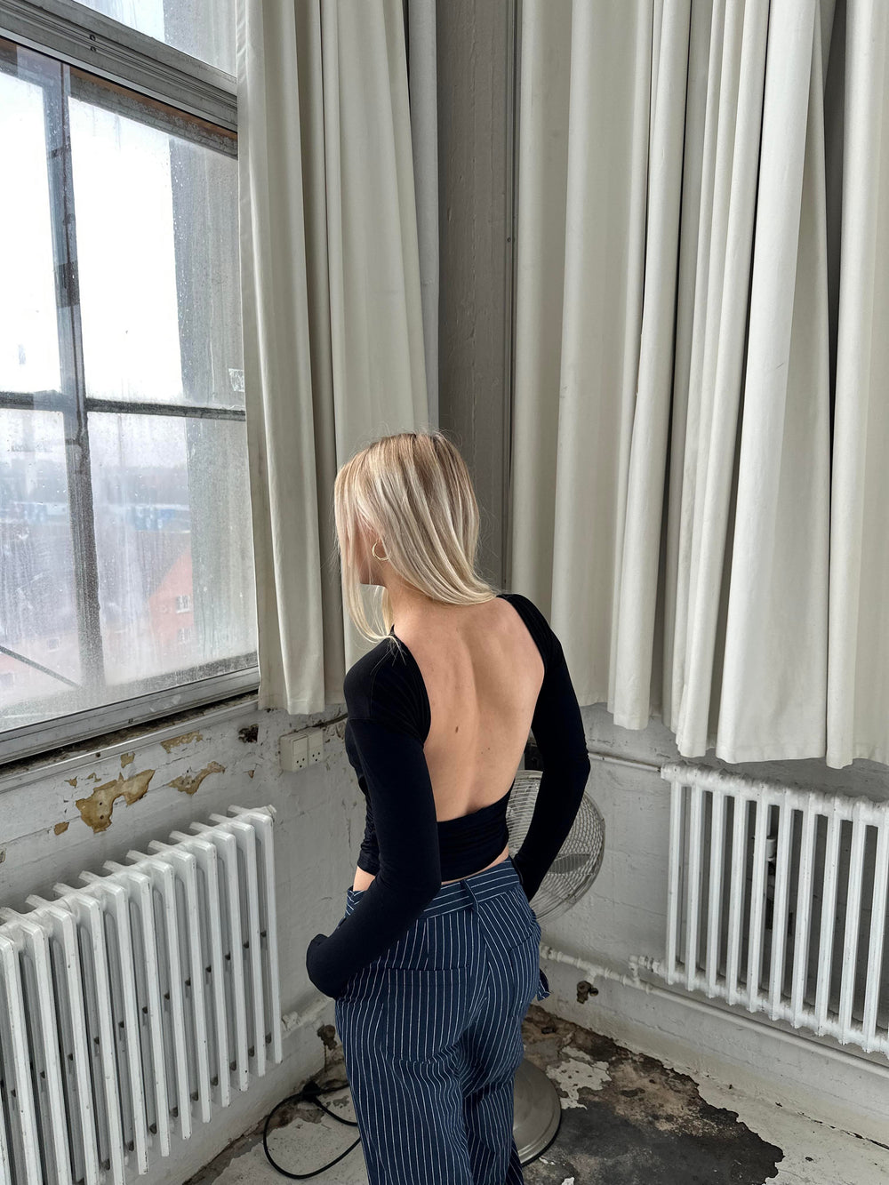 Leah bluse med åben ryg - sort