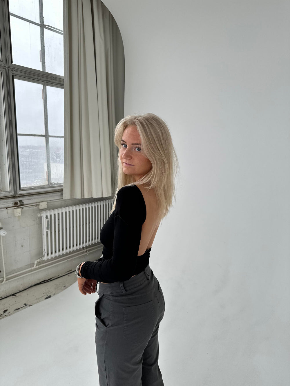 Leah bluse med åben ryg - sort