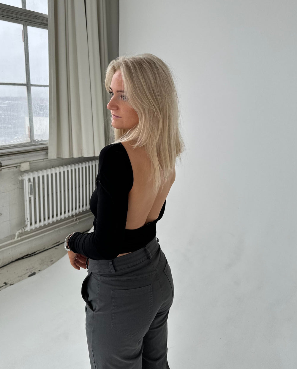 Leah bluse med åben ryg - sort
