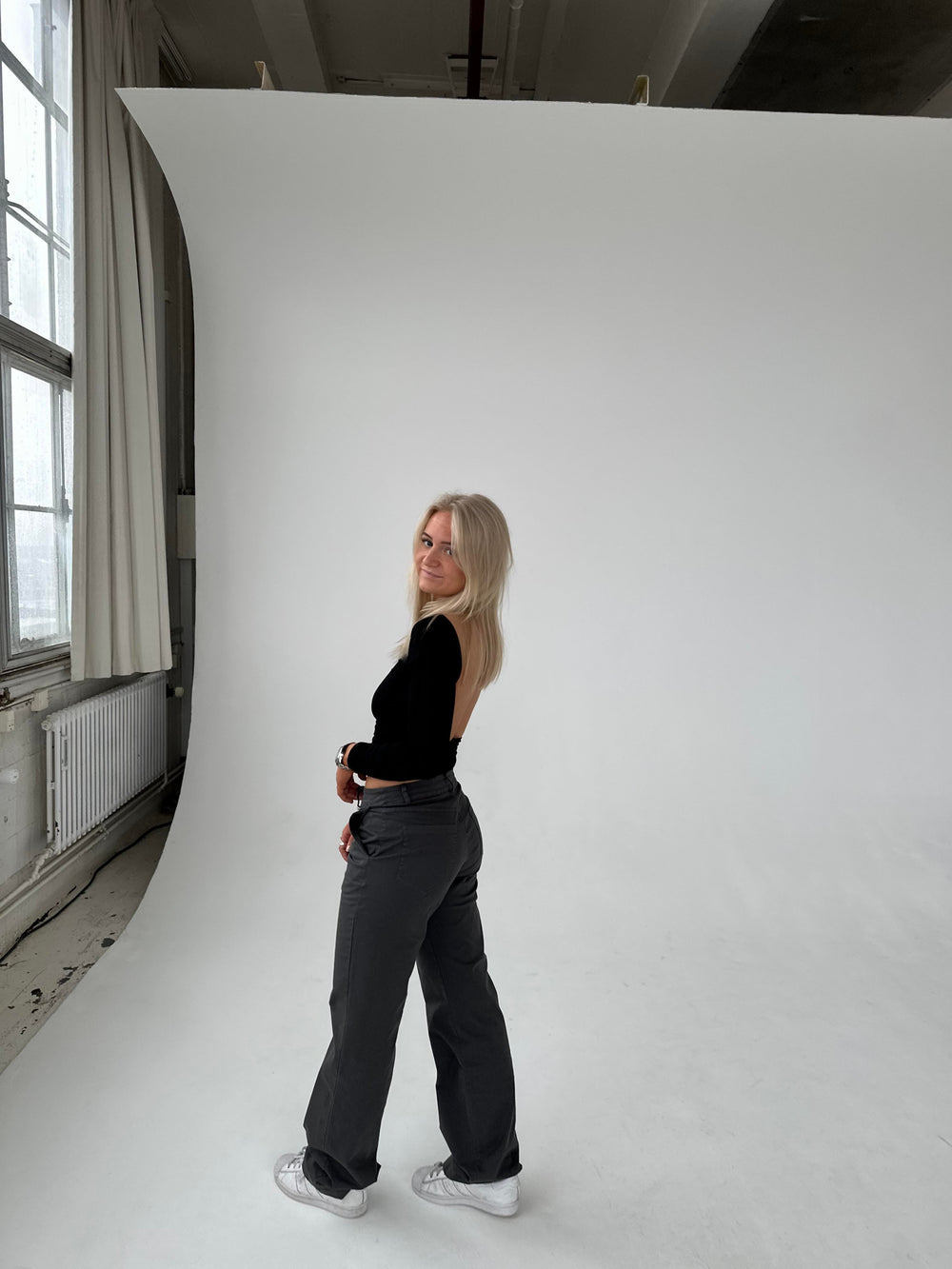 Leah bluse med åben ryg - sort