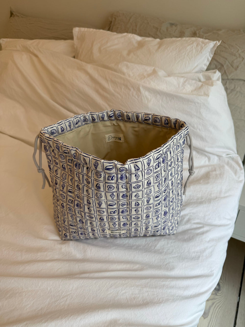 Honey stor toilettaske - Hvid med lilla konkylier