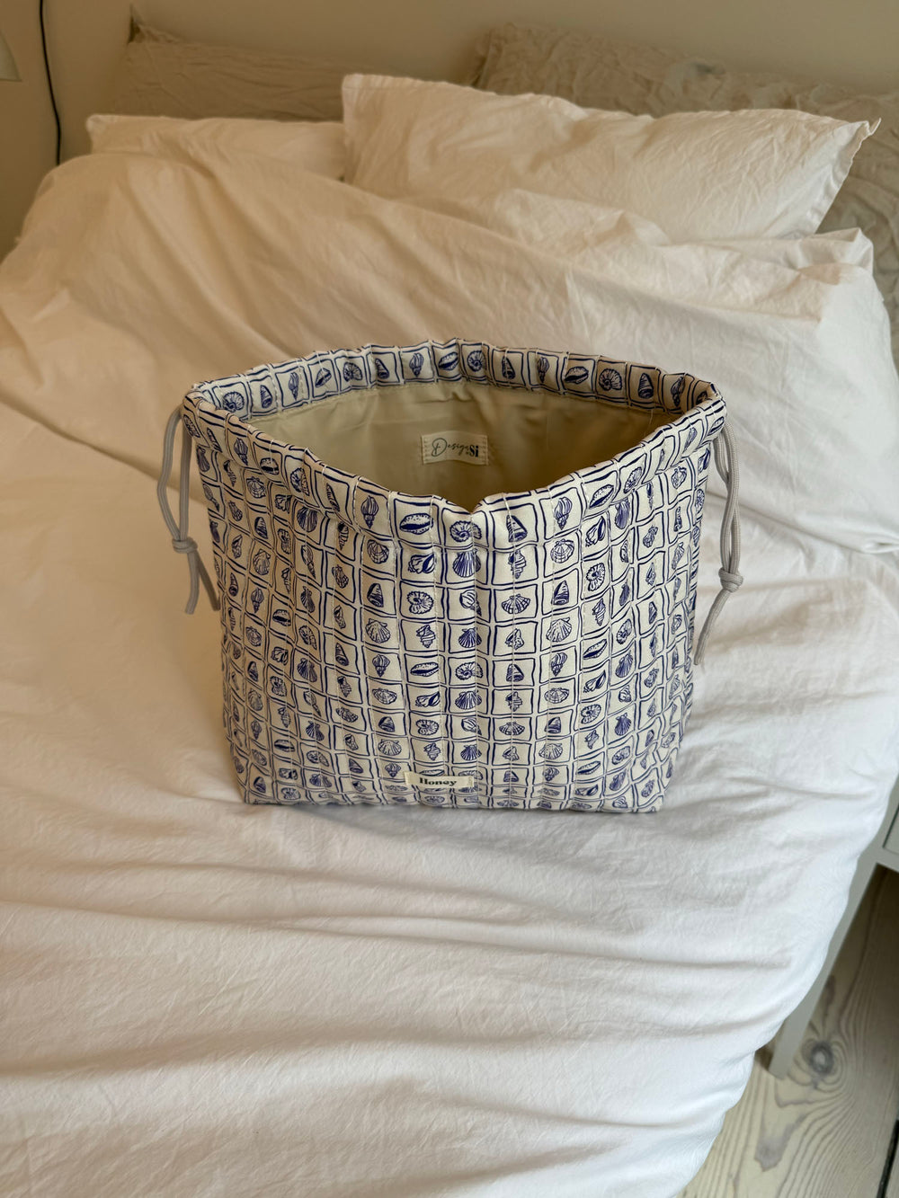 Honey stor toilettaske - Hvid med lilla konkylier