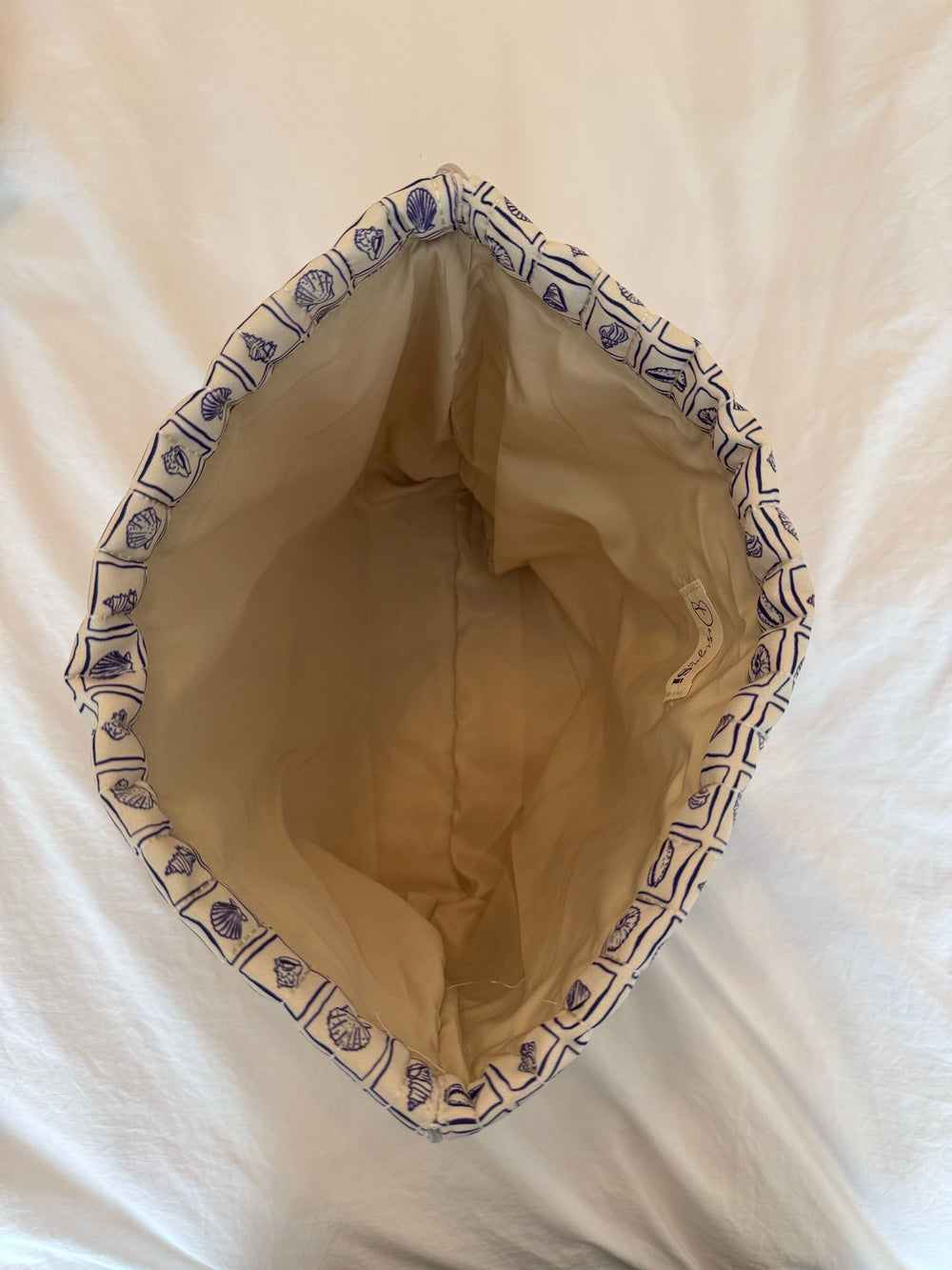 Honey stor toilettaske - Hvid med lilla konkylier