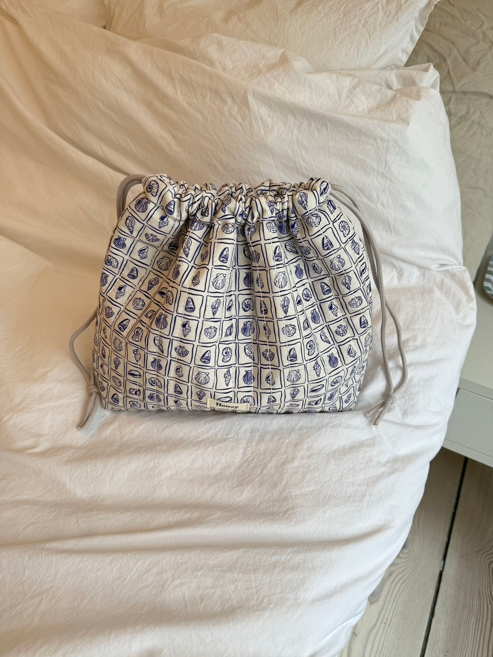 Honey stor toilettaske - Hvid med lilla konkylier