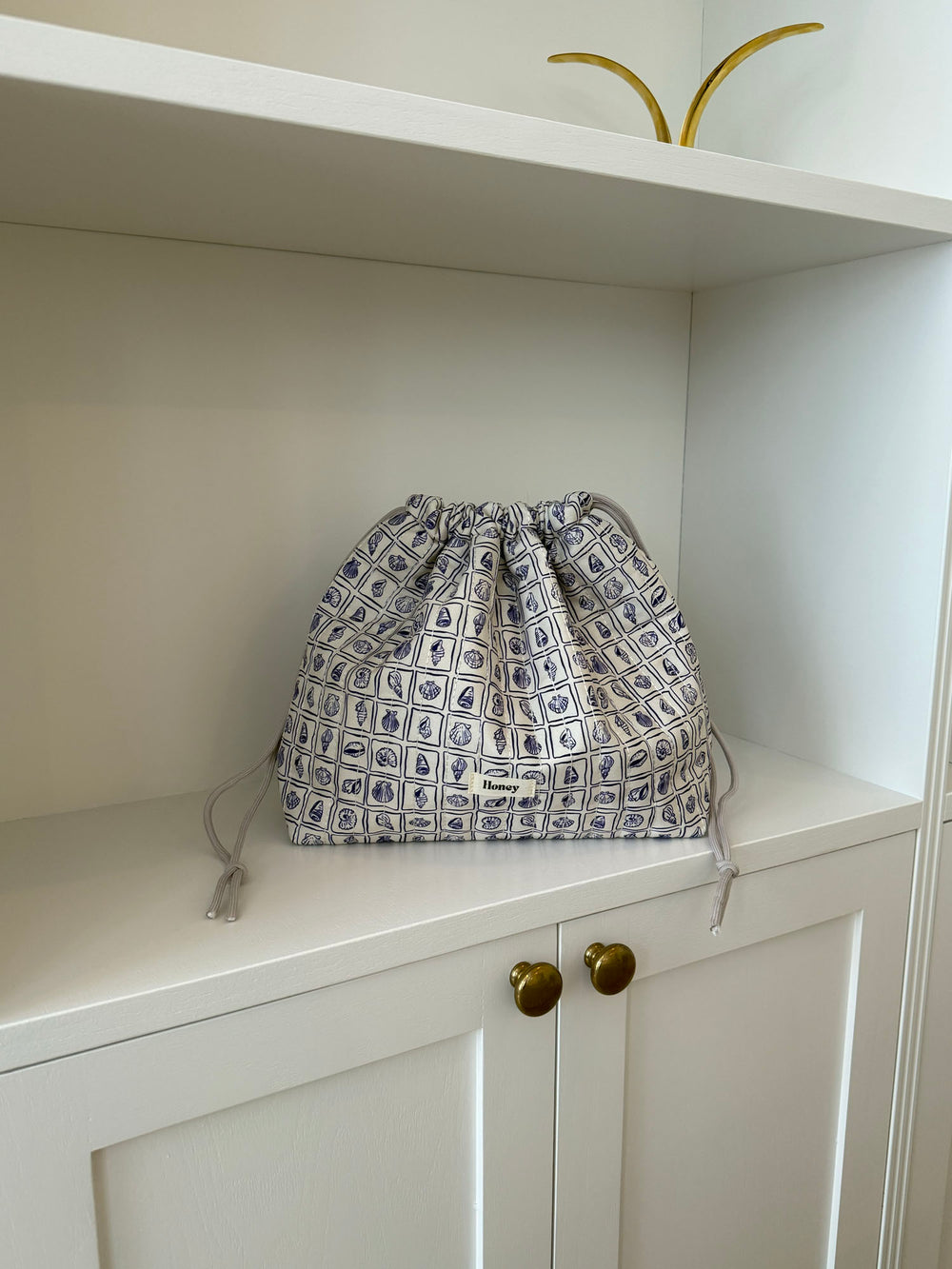 Honey stor toilettaske - Hvid med lilla konkylier