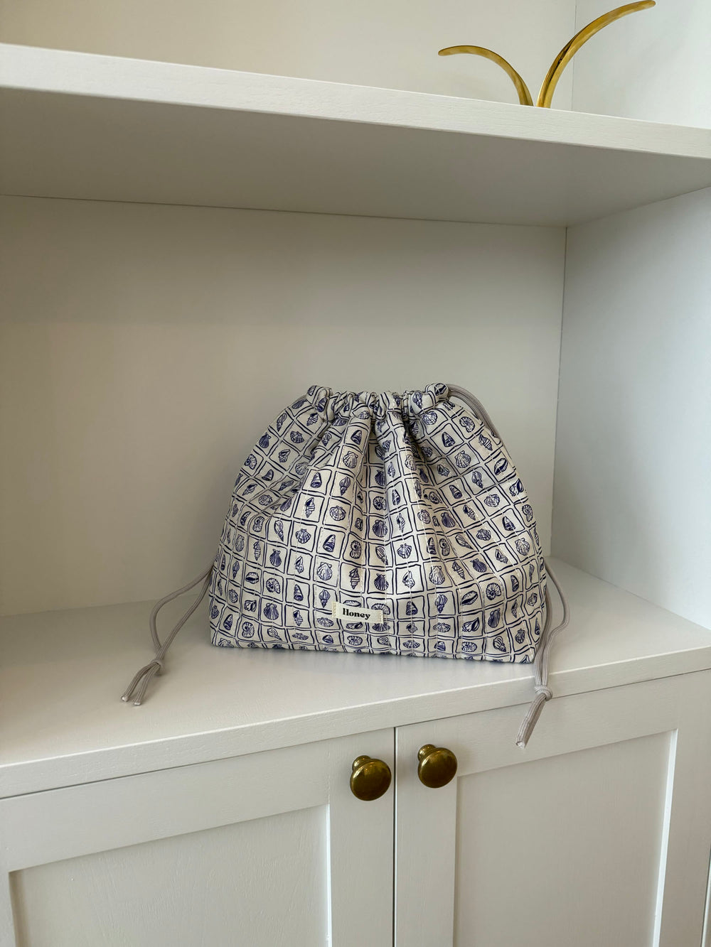 Honey stor toilettaske - Hvid med lilla konkylier