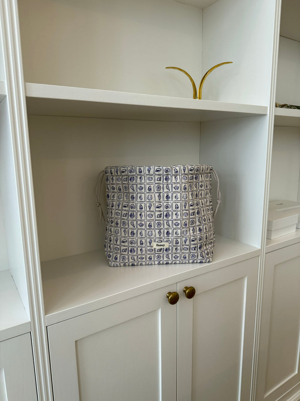 Honey stor toilettaske - Hvid med lilla konkylier