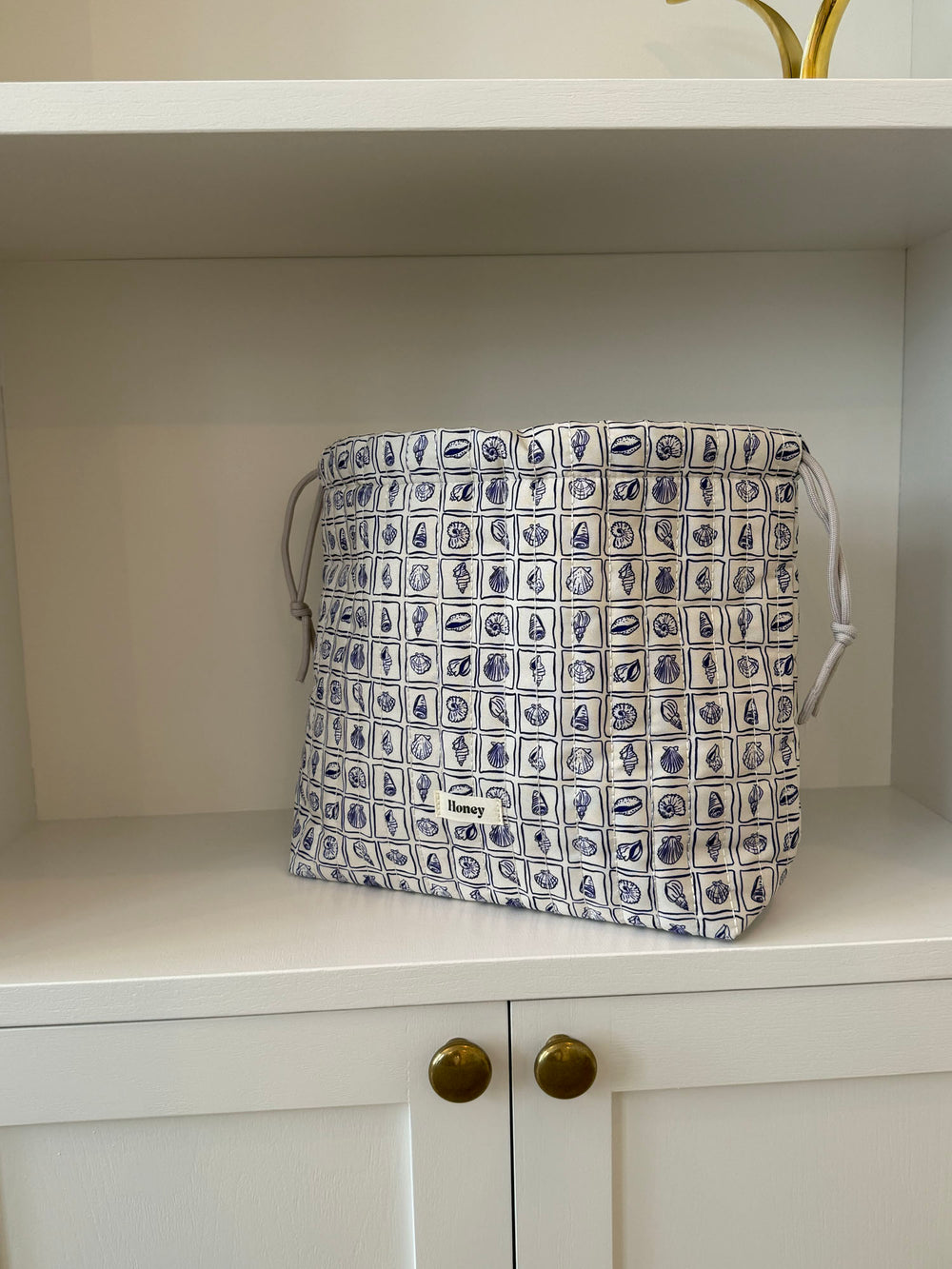 Honey stor toilettaske - Hvid med lilla konkylier