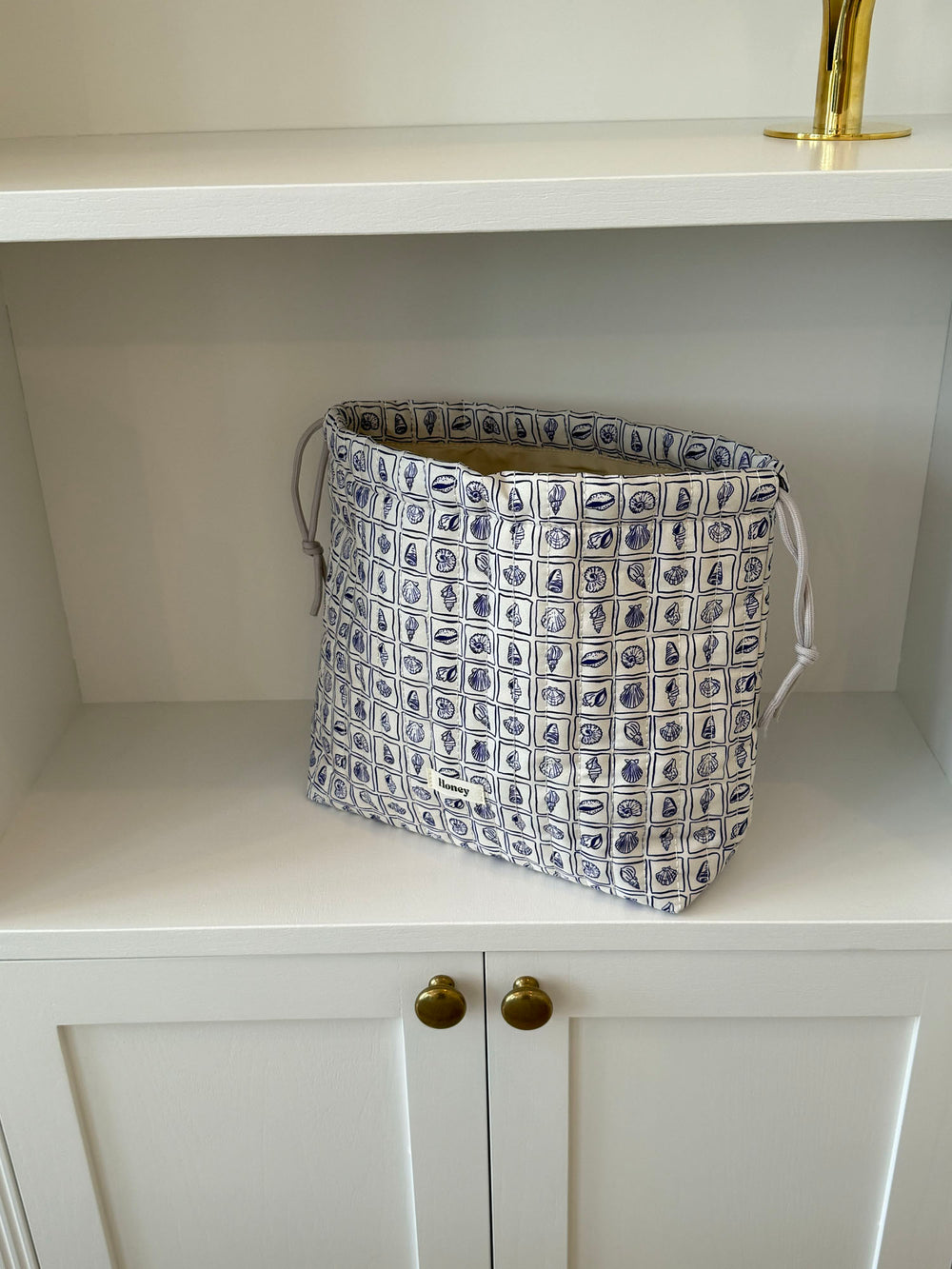 Honey stor toilettaske - Hvid med lilla konkylier