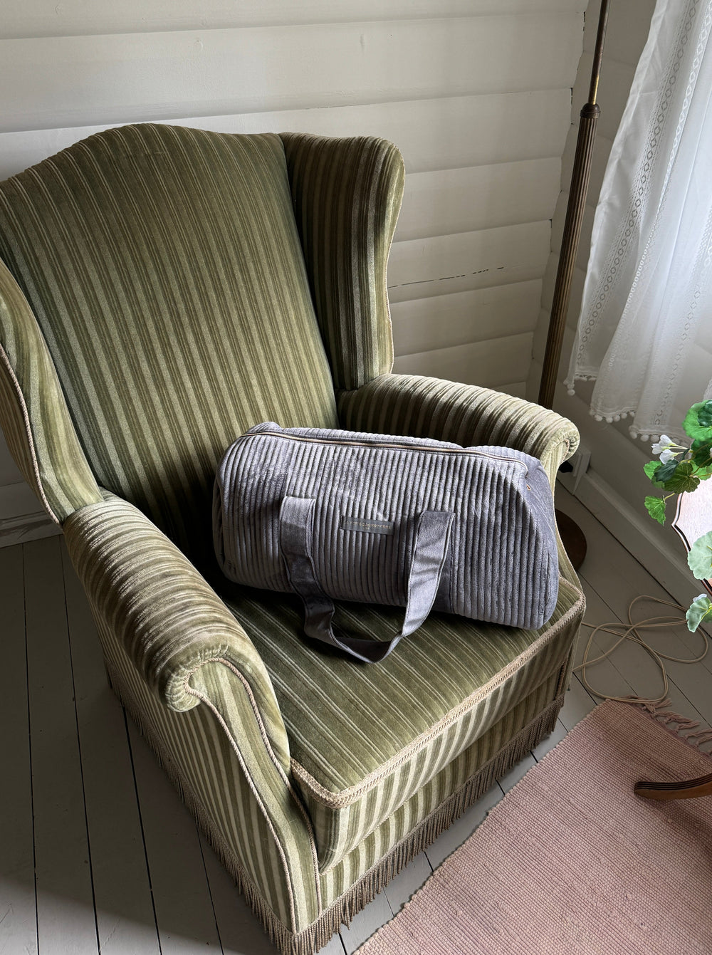 Kos rundt taske i velour - grå