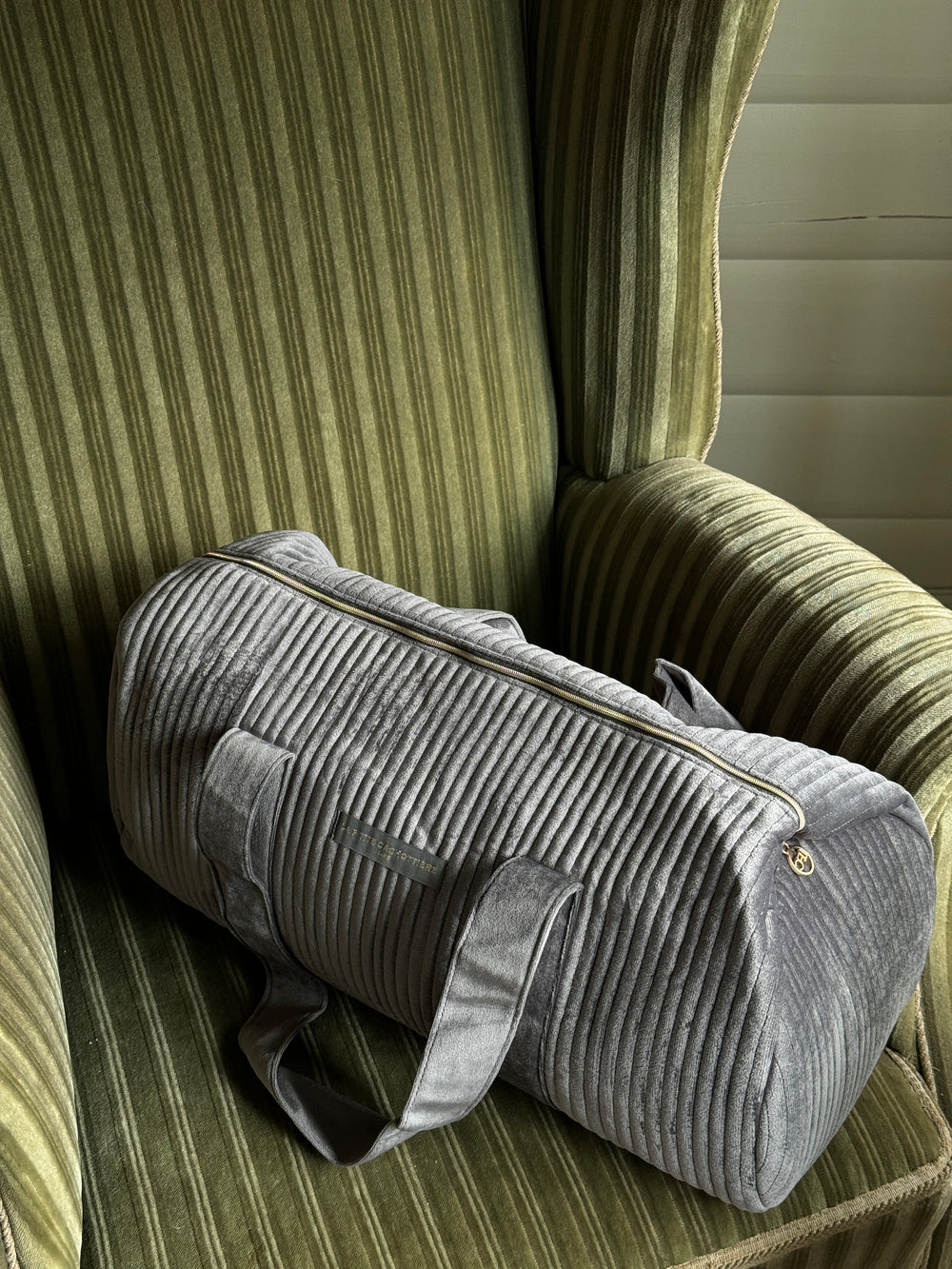 Kos rundt taske i velour - grå