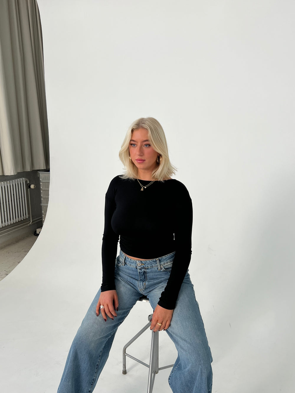 Leah bluse med åben ryg - sort