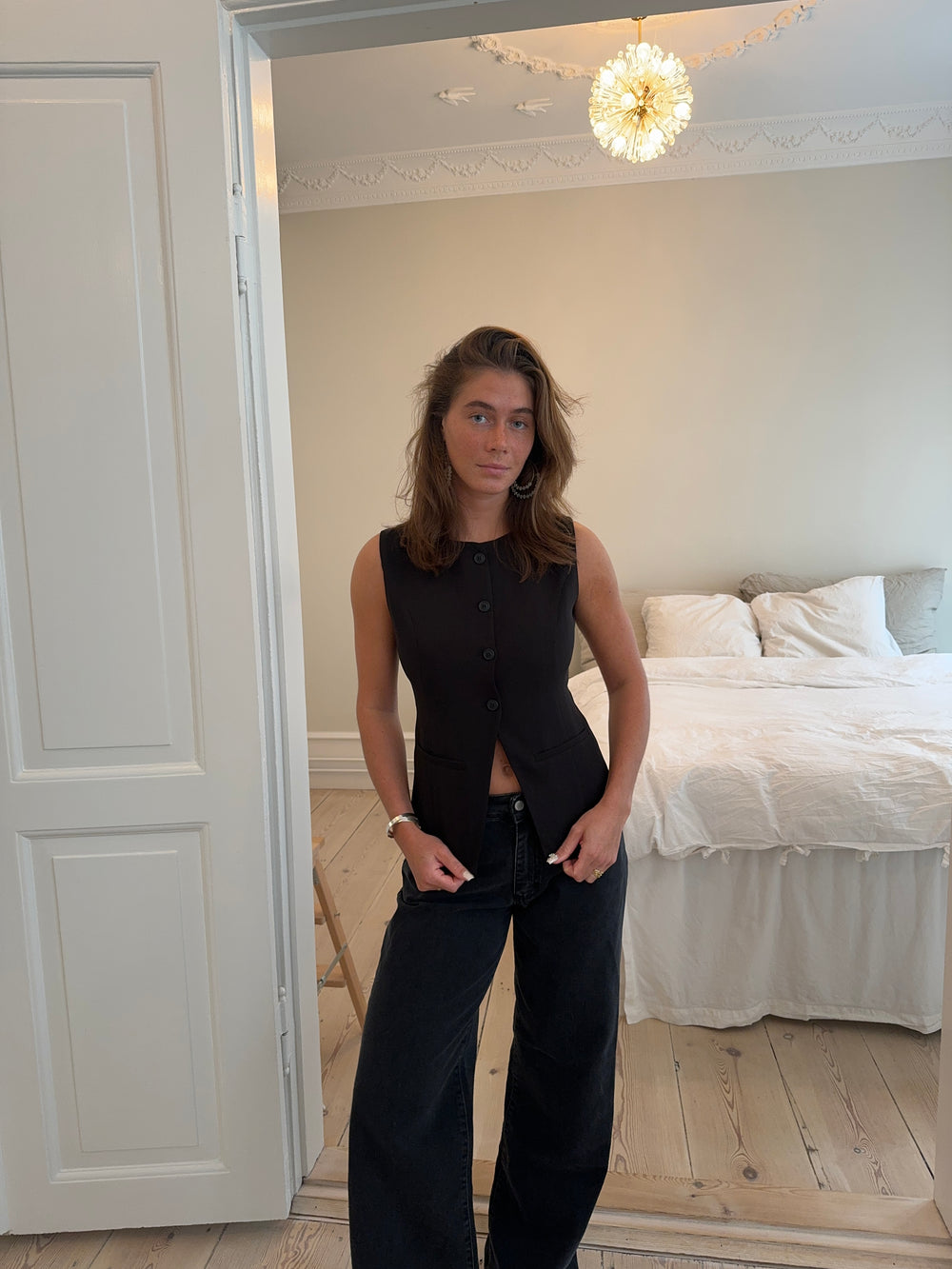 Annika vest med knapper - Sort