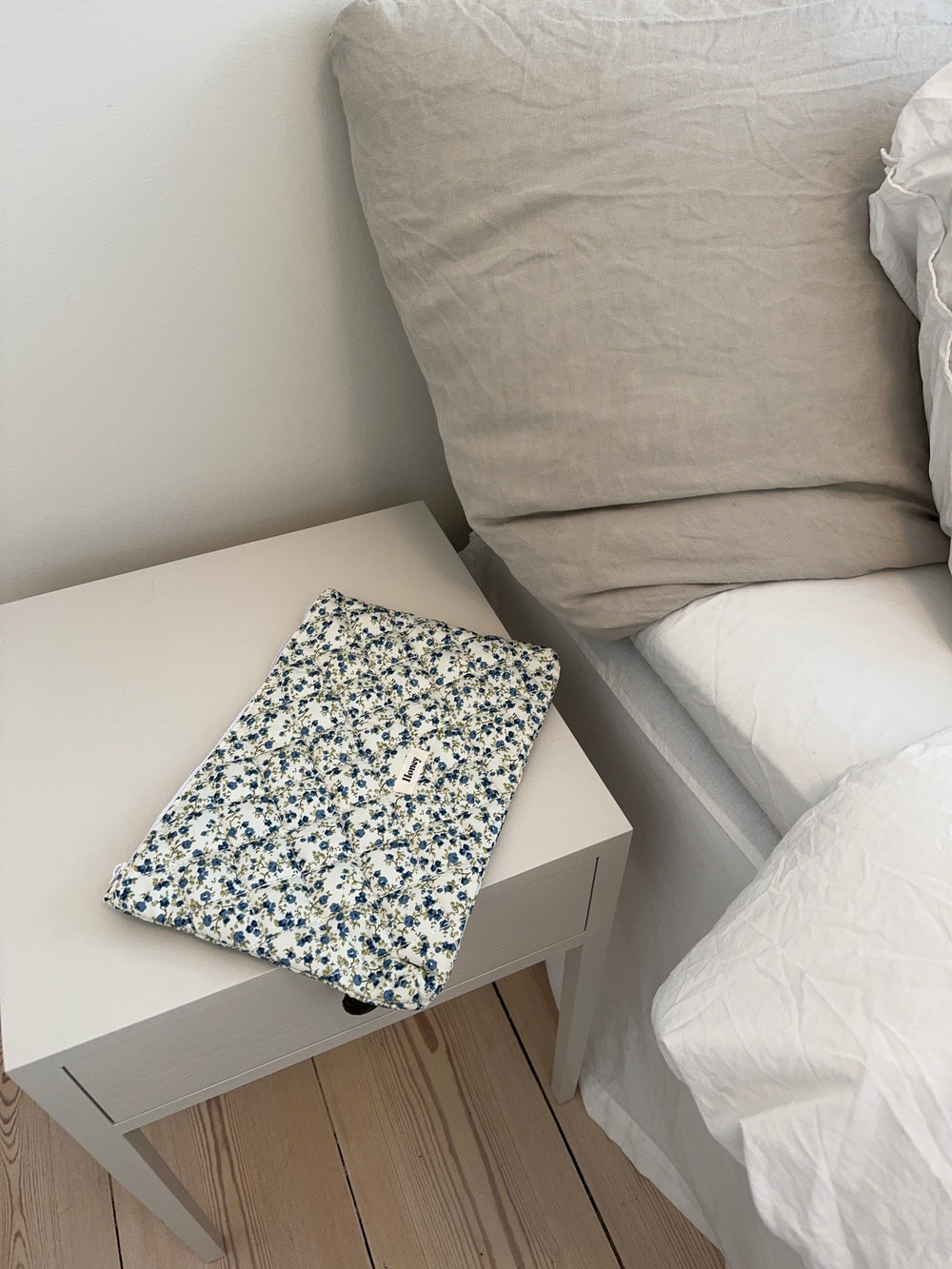 Honey computer sleeve - Hvid med blå blomster