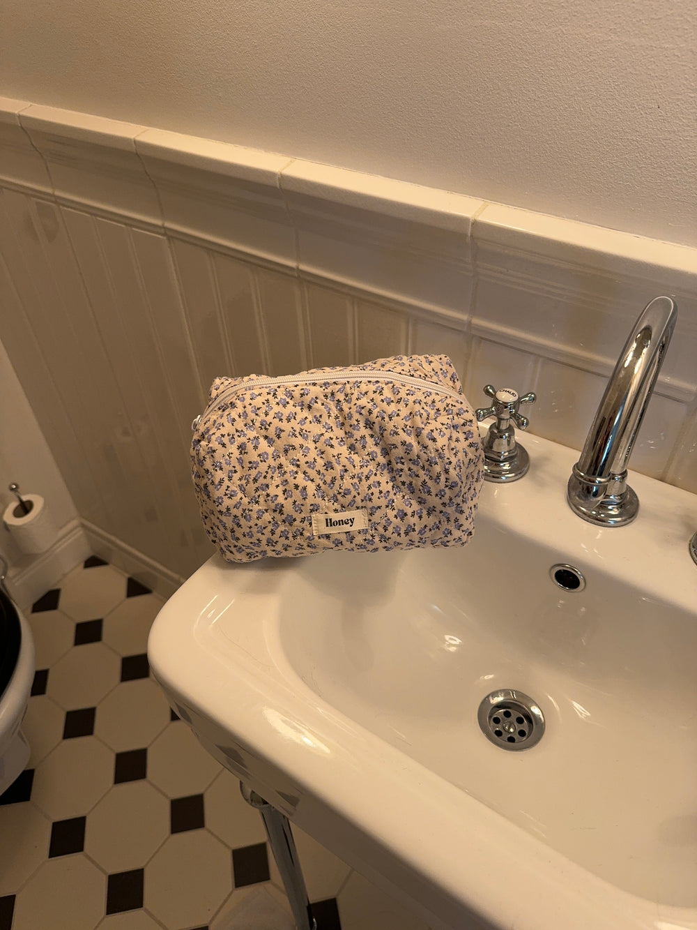 Honey lille toilettaske - Hvid med blå blomster