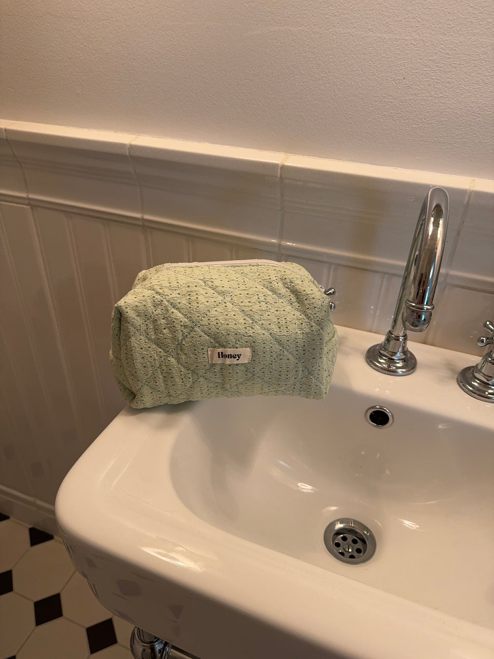 Honey stor toilettaske - Mint grøn i broderi