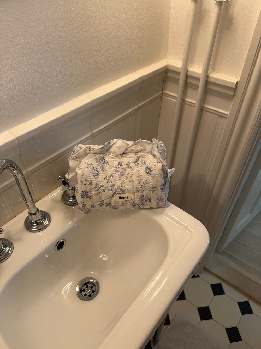 Honey stor toilettaske - Hvid/blå med flæser