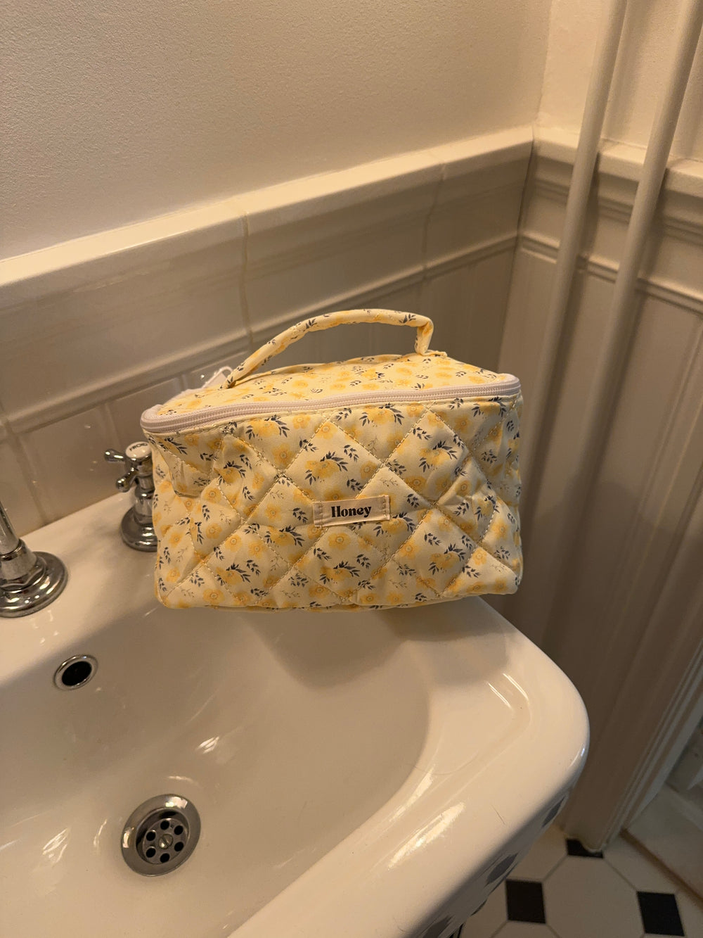 Honey stor toilettaske med hang - Lys gul med gule bomster