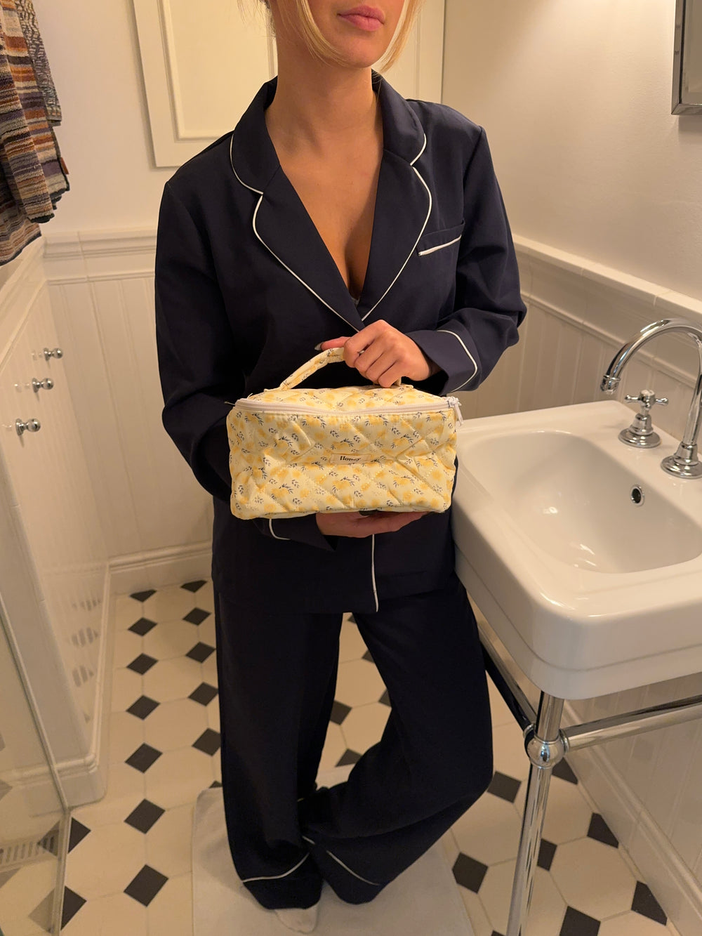 Honey stor toilettaske med hang - Lys gul med gule bomster