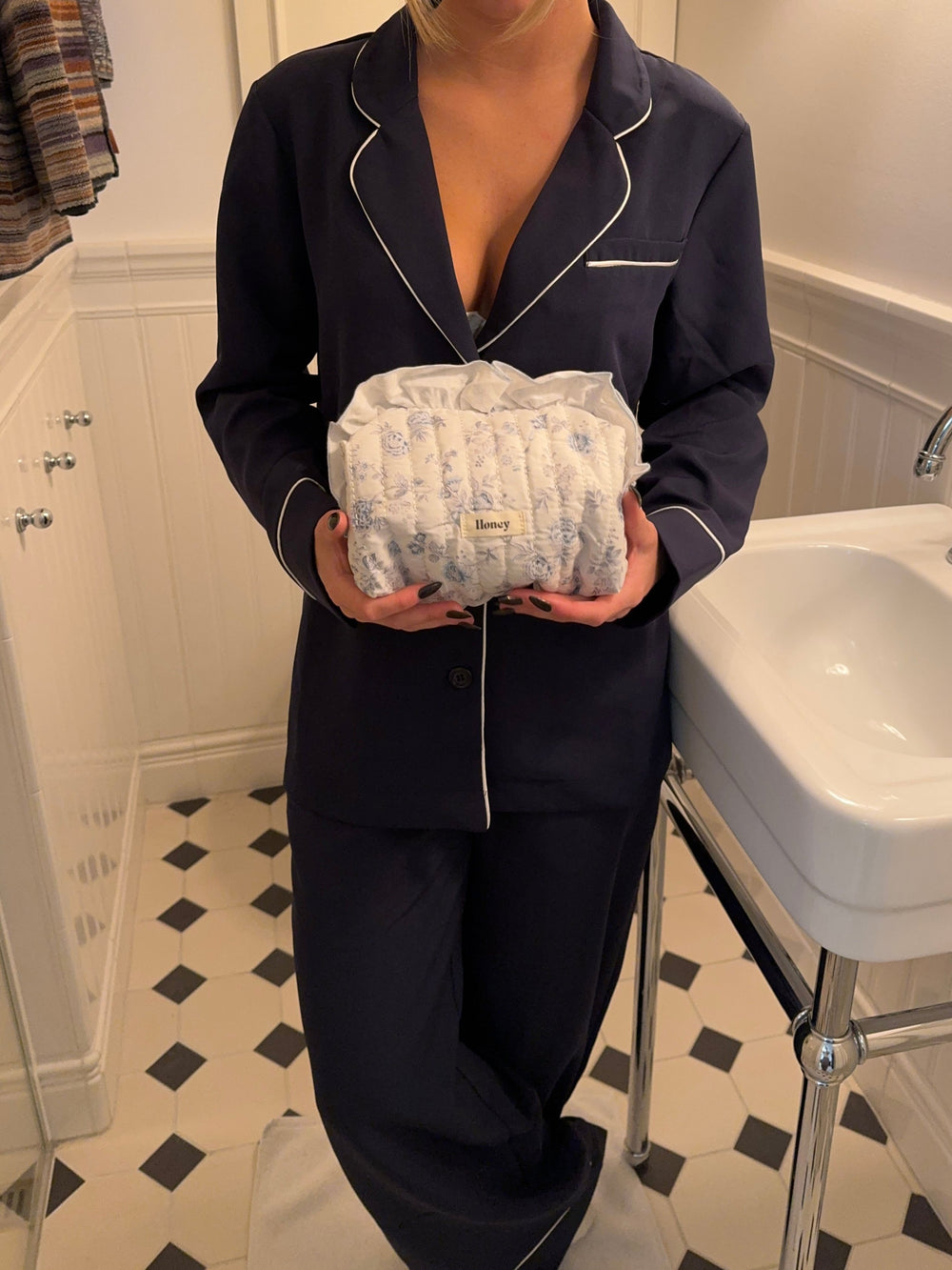 Honey stor toilettaske - Hvid/blå med flæser