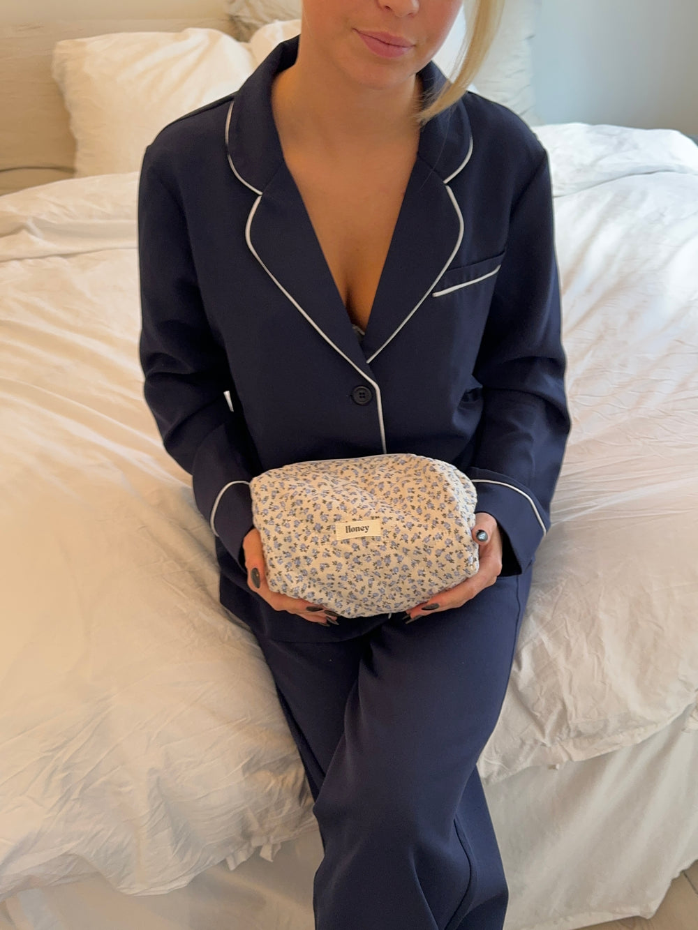 Honey lille toilettaske - Hvid med blå blomster