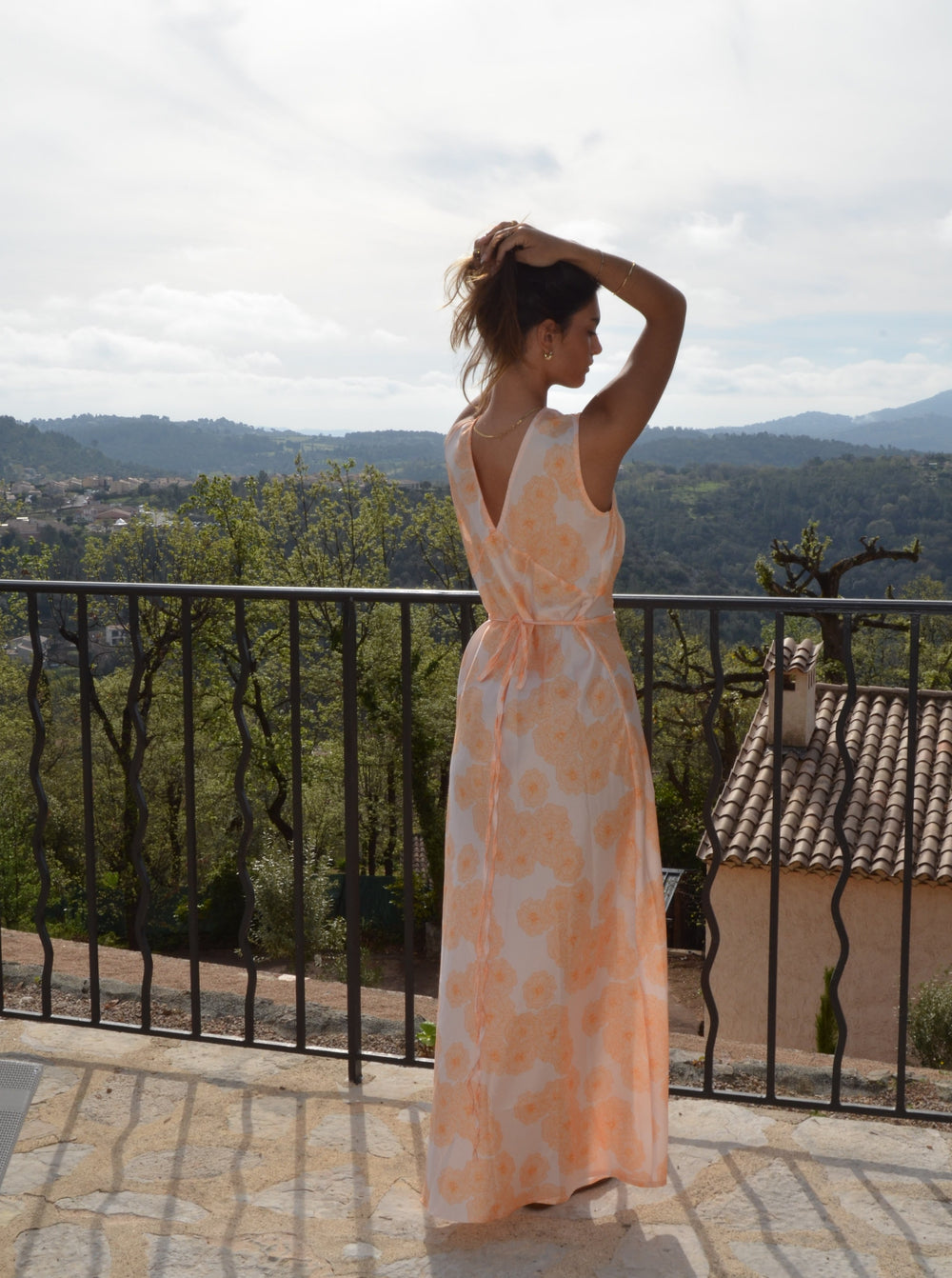 Marielle kjole med blomster - Hvid/orange