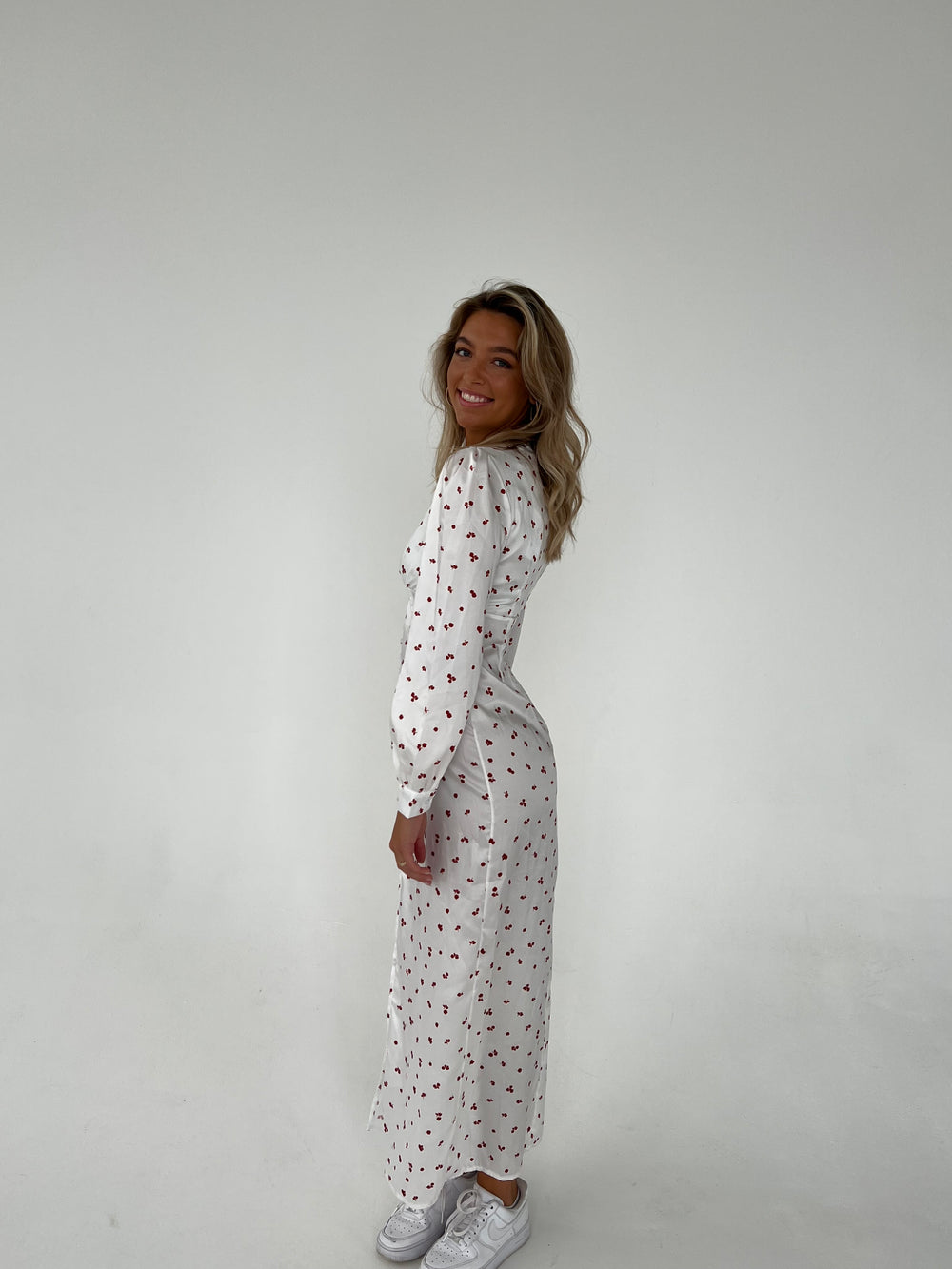 Frederikke kjole med røde blomster