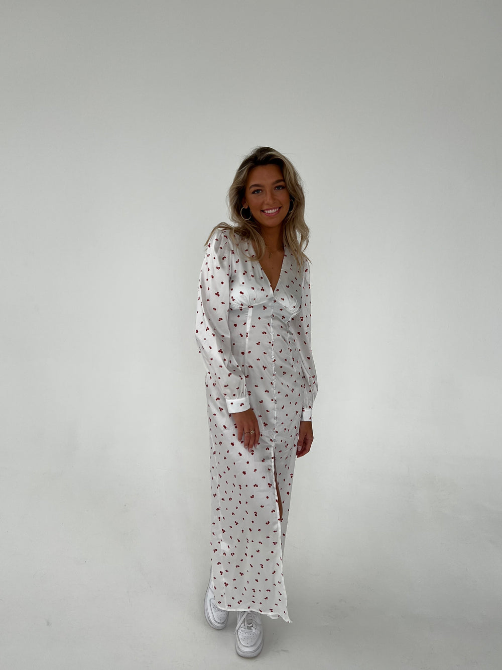 Frederikke kjole med røde blomster