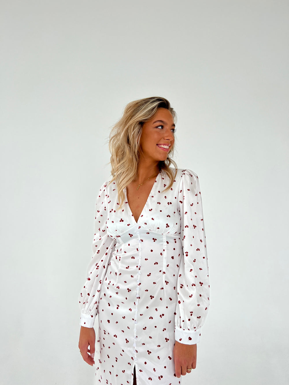 Frederikke kjole med røde blomster