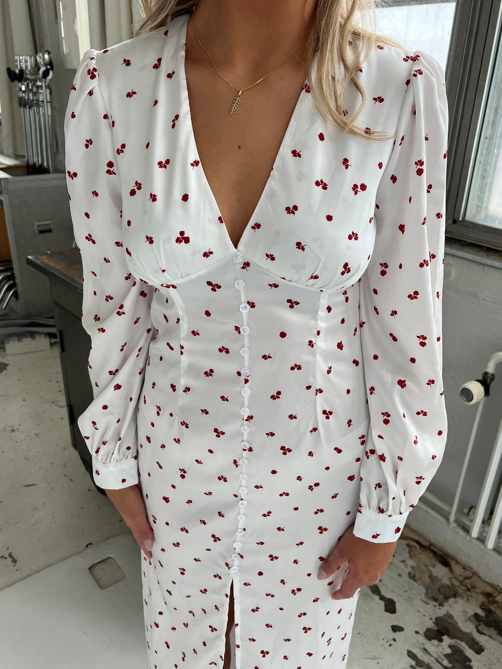 Frederikke kjole med røde blomster