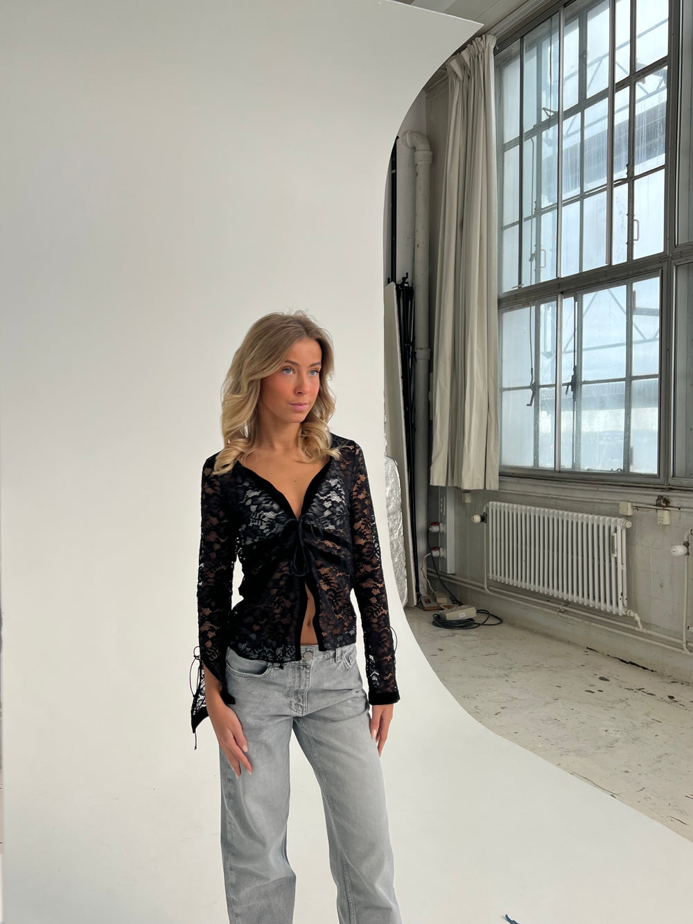 Isamara blonde bluse med velour - sort
