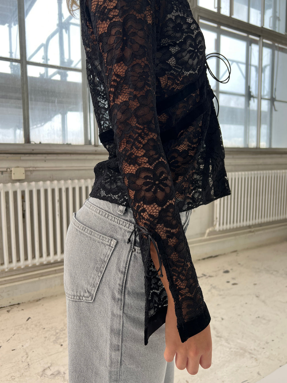 Isamara blonde bluse med velour - sort