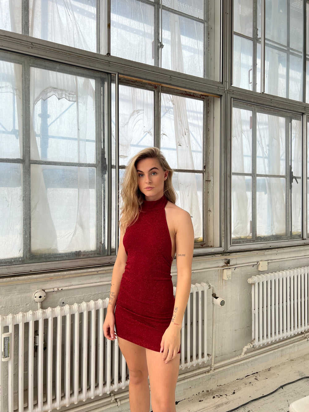 Lorraine halterneck glitter kjole - Rød