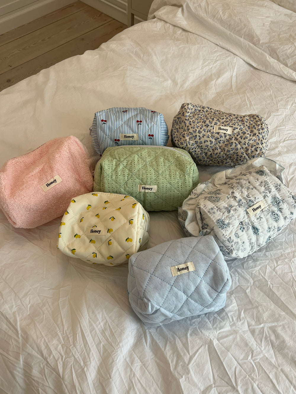 Honey lille toilettake - Blå/hvide striber med kirsebær