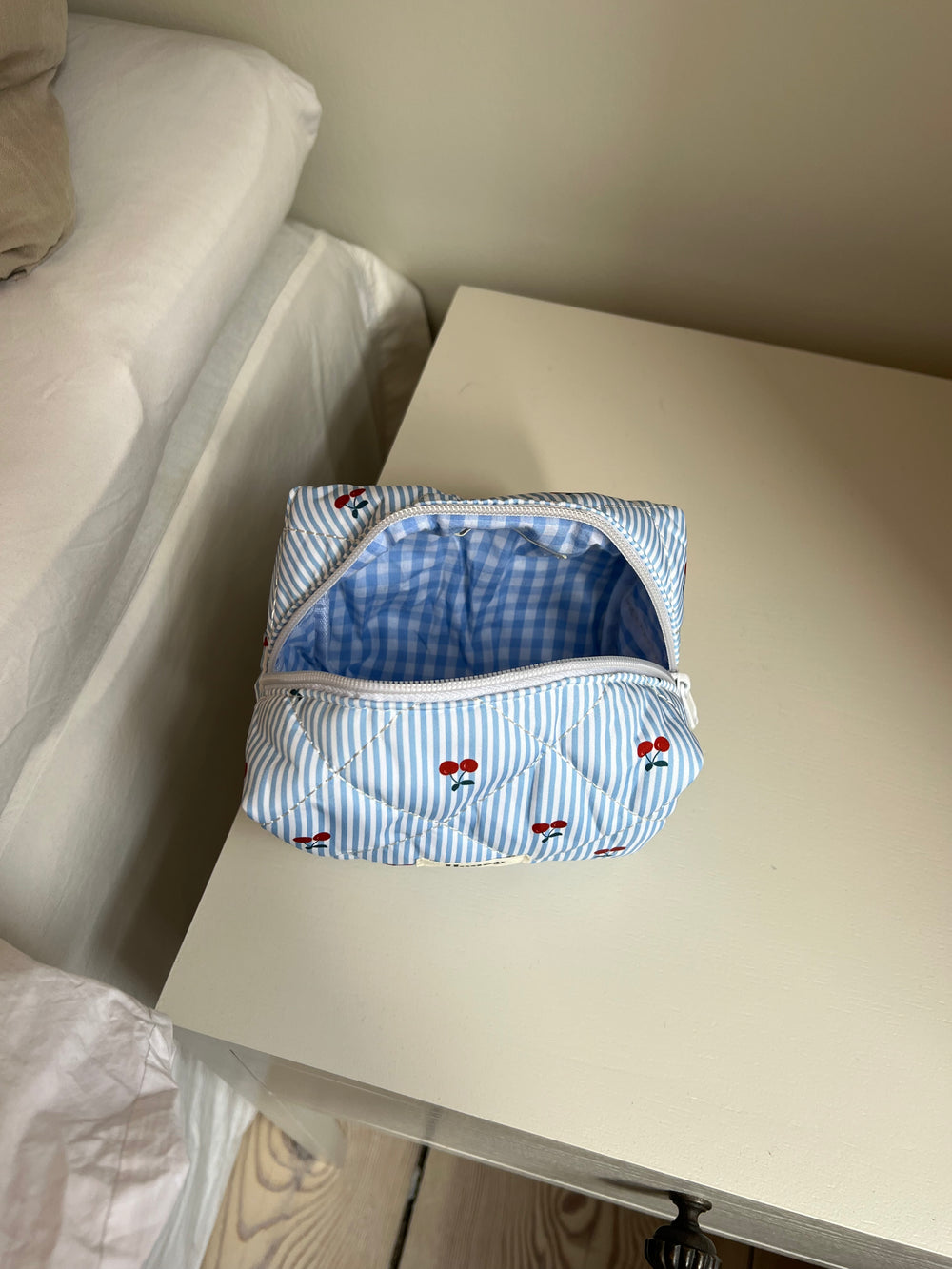 Honey lille toilettake - Blå/hvide striber med kirsebær