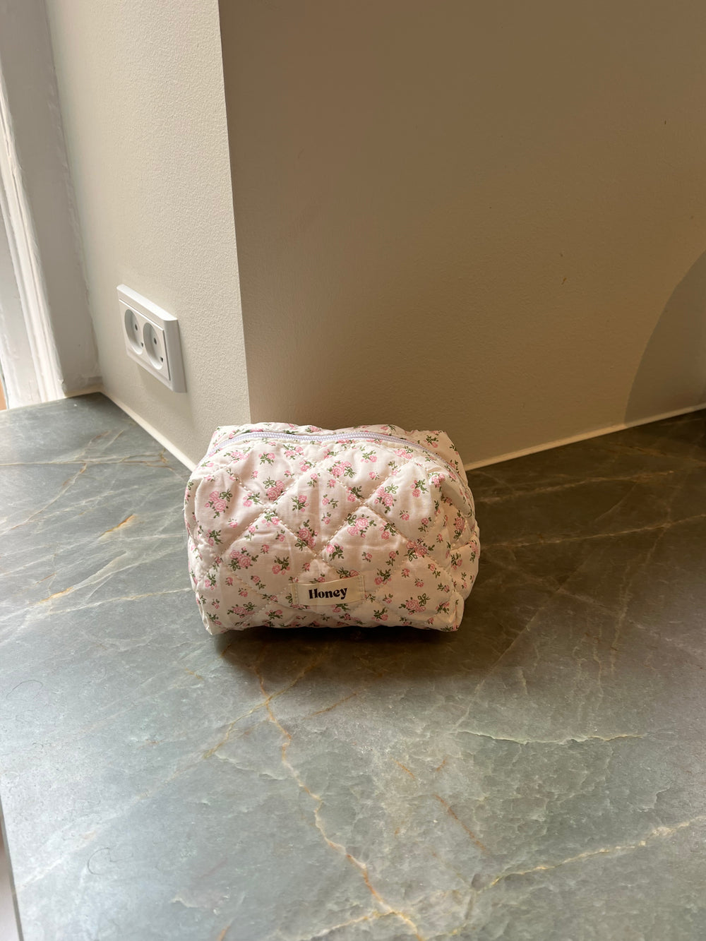 Honey lille toilettaske - Hvid med lyserøde blomster