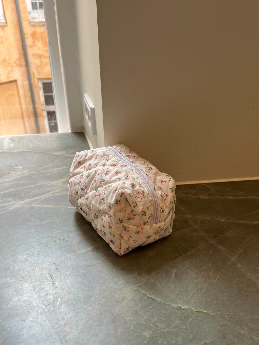 Honey lille toilettaske - Hvid med lyserøde blomster