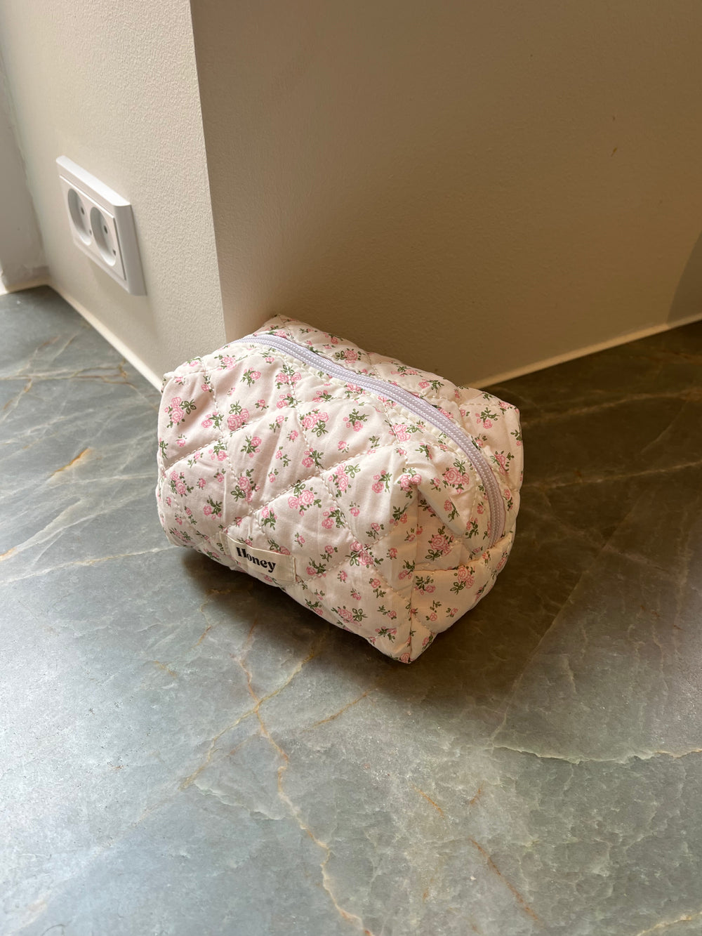Honey lille toilettaske - Hvid med lyserøde blomster