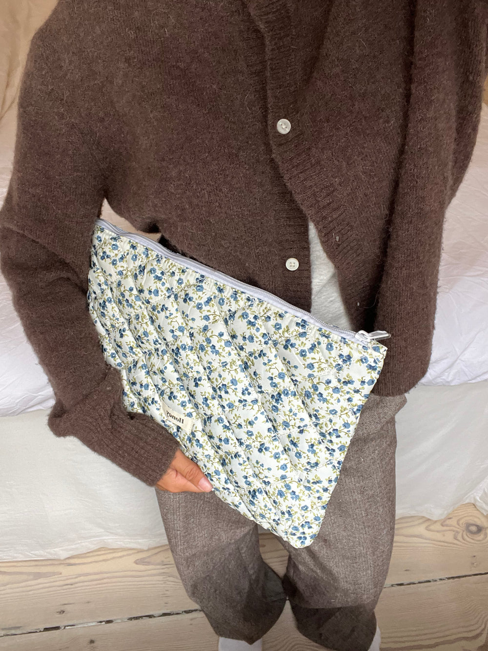 Honey computer sleeve - Hvid med blå blomster