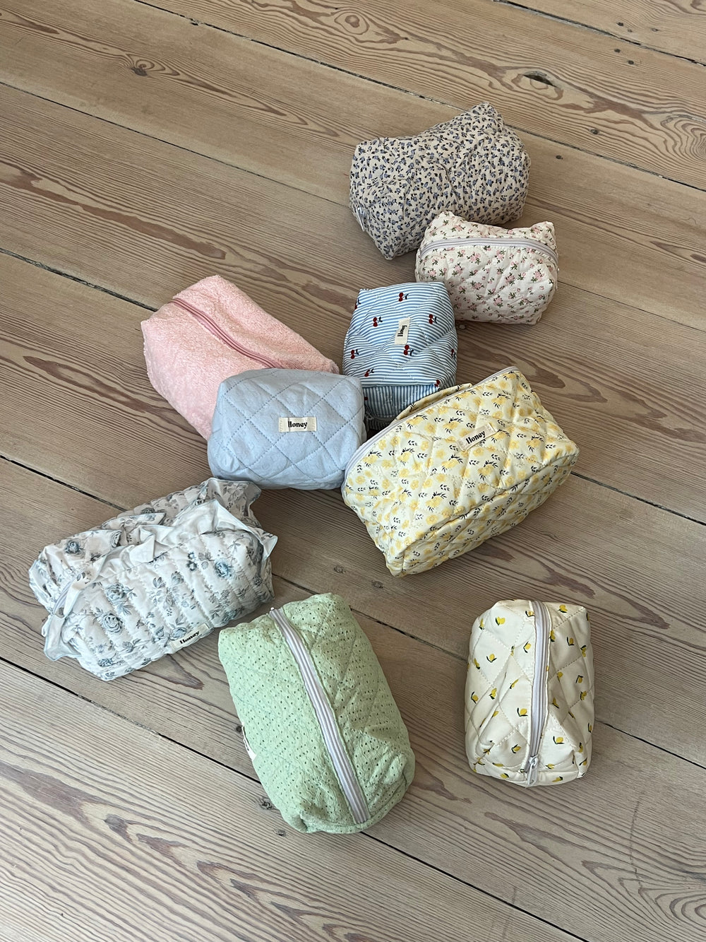 Honey stor toilettaske med hang - Lys gul med gule bomster