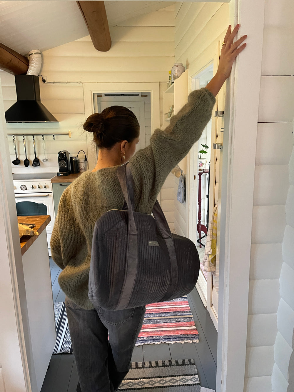 Kos rundt taske i velour - grå