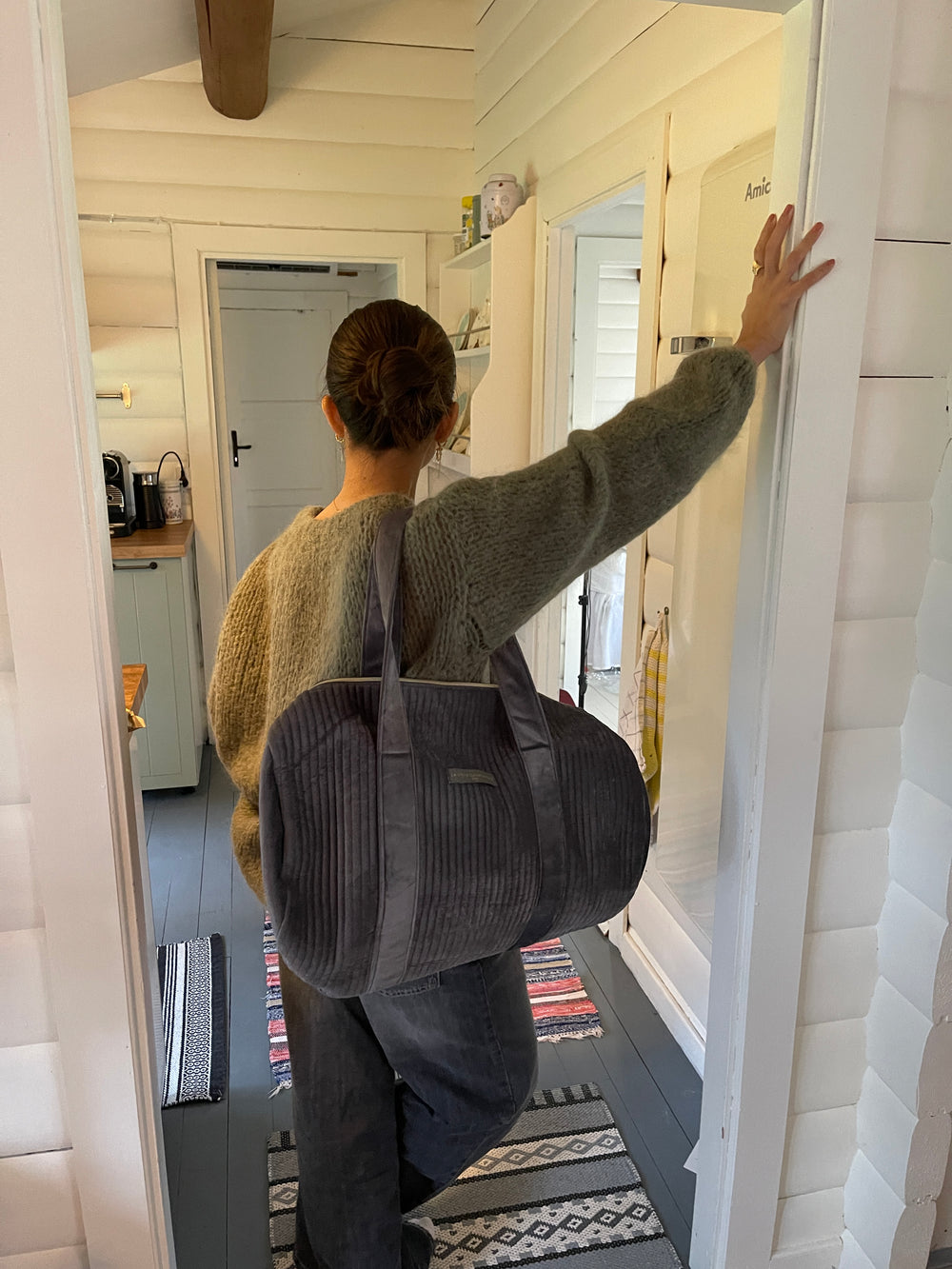 Kos rundt taske i velour - grå