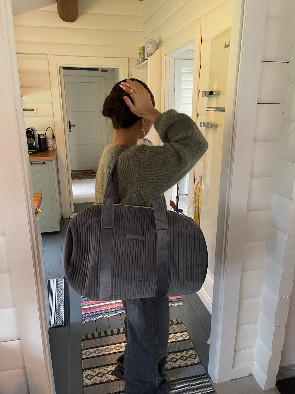 Kos rundt taske i velour - grå