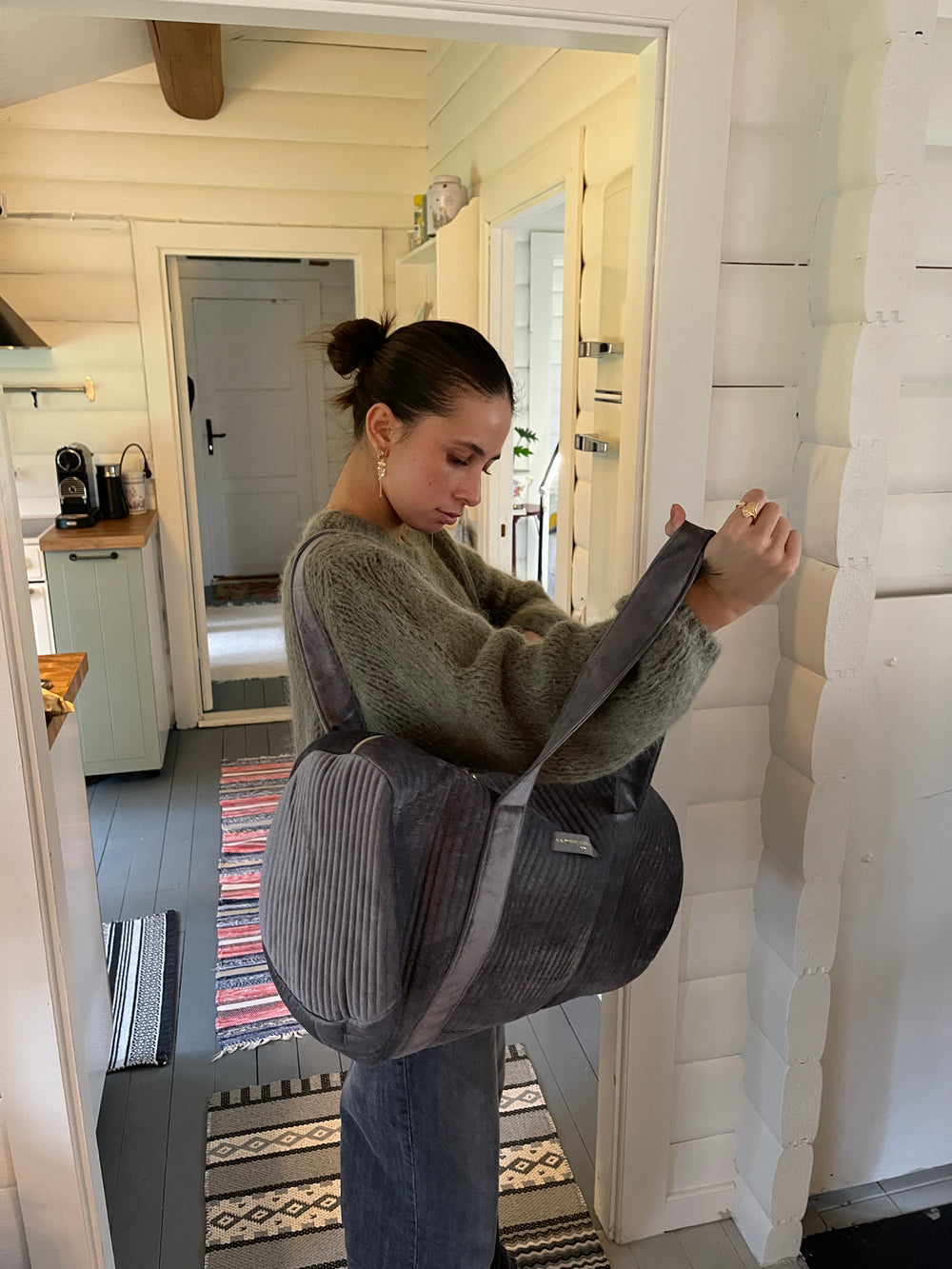 Kos rundt taske i velour - grå