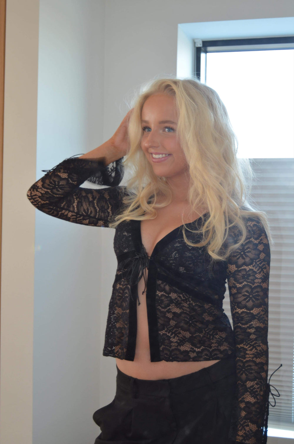 Isamara blonde bluse med velour - sort