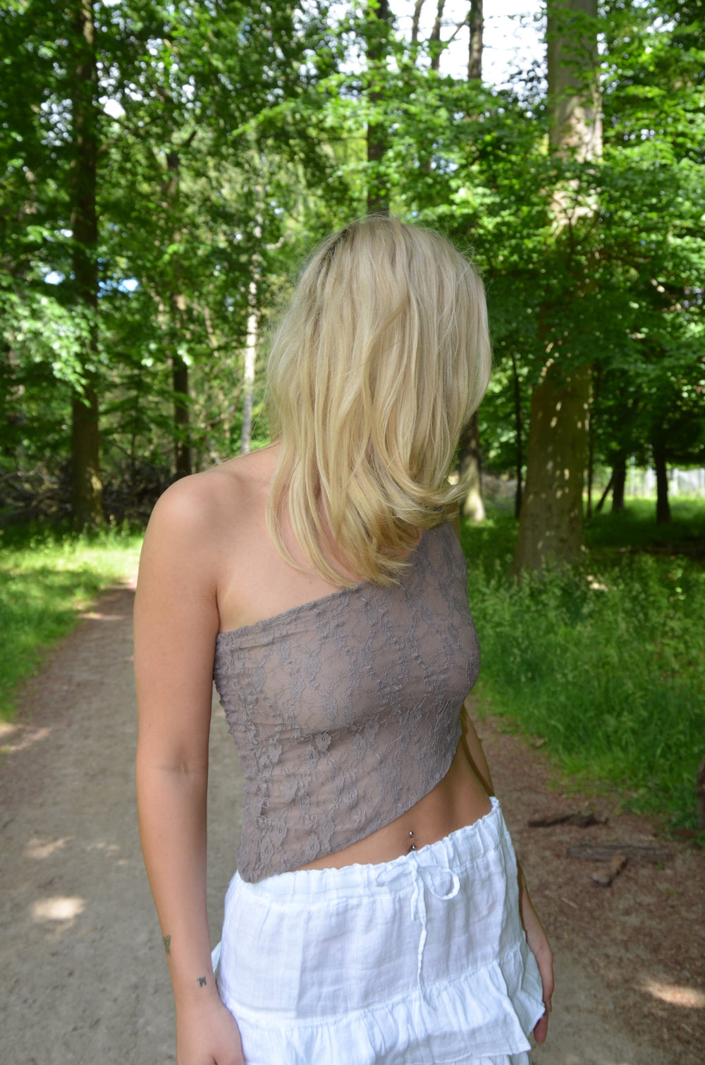 Merle one shoulder top med blonde - Brun