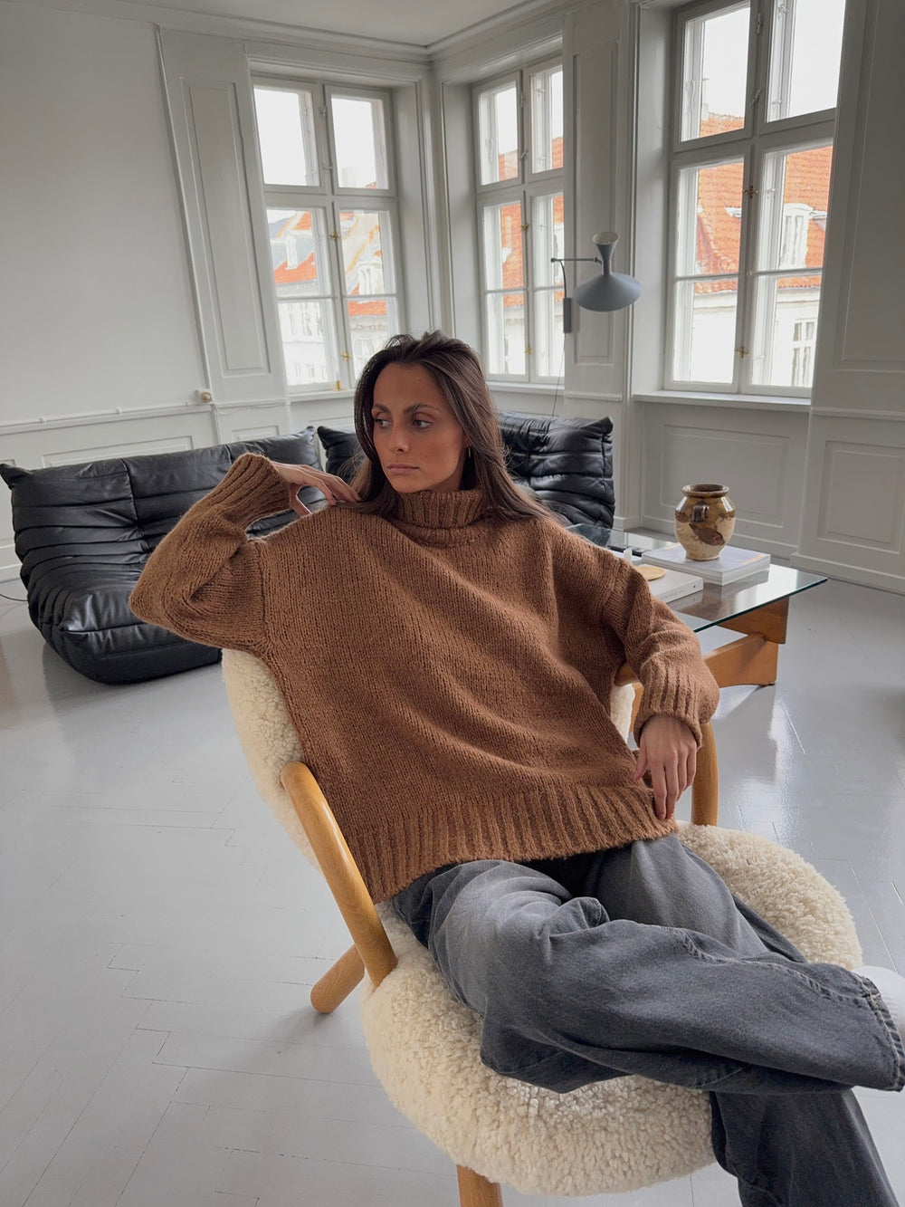 Valdamara oversized striktrøje med turtleneck - Brun