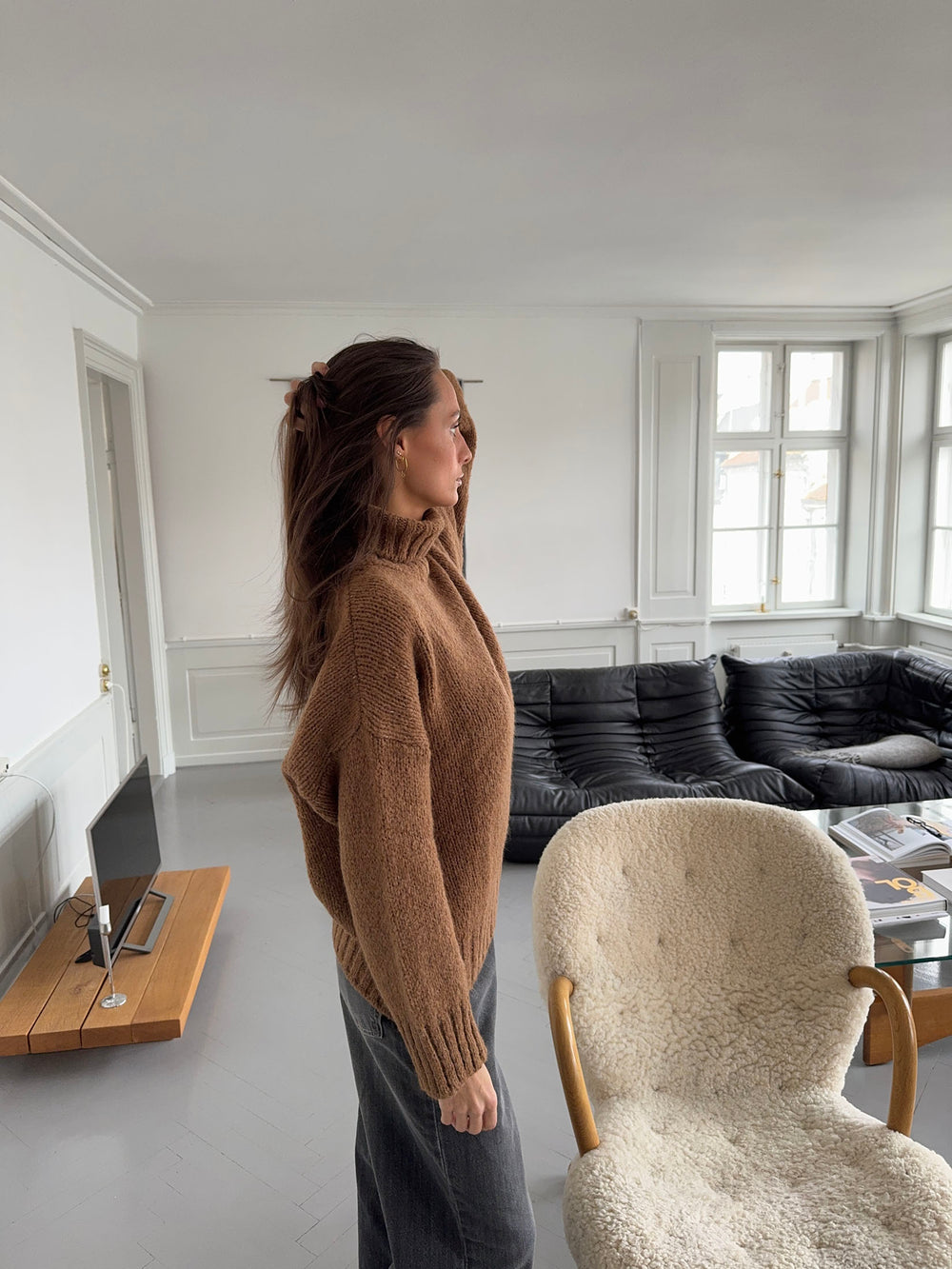 Valdamara oversized striktrøje med turtleneck - Brun