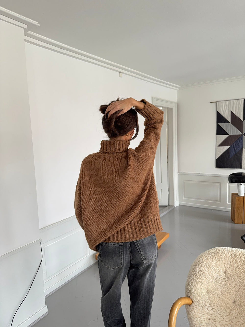 Valdamara oversized striktrøje med turtleneck - Brun